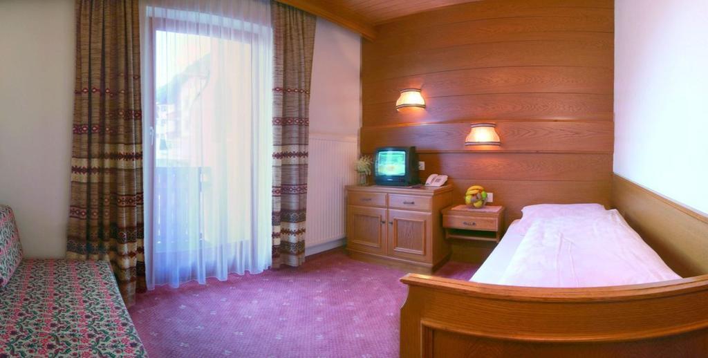 Hotel Garni Val-Sinestra ايشجل الغرفة الصورة